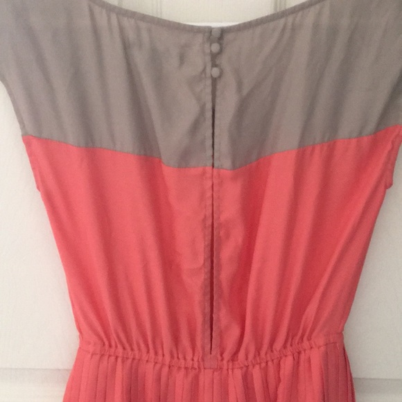 American Eagle Colour Block Pleated Dress - Picture 3 of 3